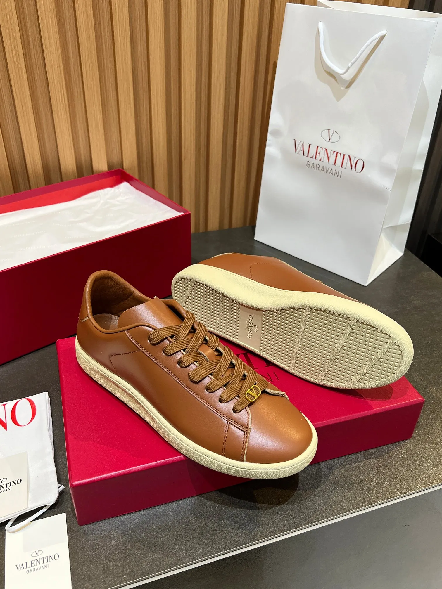 [Valentino] P: 640💰 Couple style, size: women 35-40▪️men 39-44 (45. Customized) Valentino VLTN casual shoes 2025 latest moral training shoes I can't put it down. Seiko details of cowhide sneakers, retro fashion, simple and advanced, casual matching. 1:1 restoration! Top luxury masterpiece, lace-up design, soft and comfortable imported calfskin brings excellent and elegant texture and excellent foot comfort. Top purchasing version upper: imported calfskin surface/original oil edge process + printing process. Inner lining: water-dyed cowhide lining. Outsole: original development 𝐓𝐏𝐔 two-color combination outsole. Packaging: full package with original configuration.
